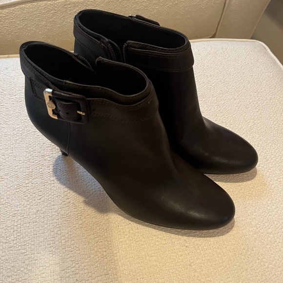 Vince Camuto leather bootie 🍫 - Picture 2 of 8